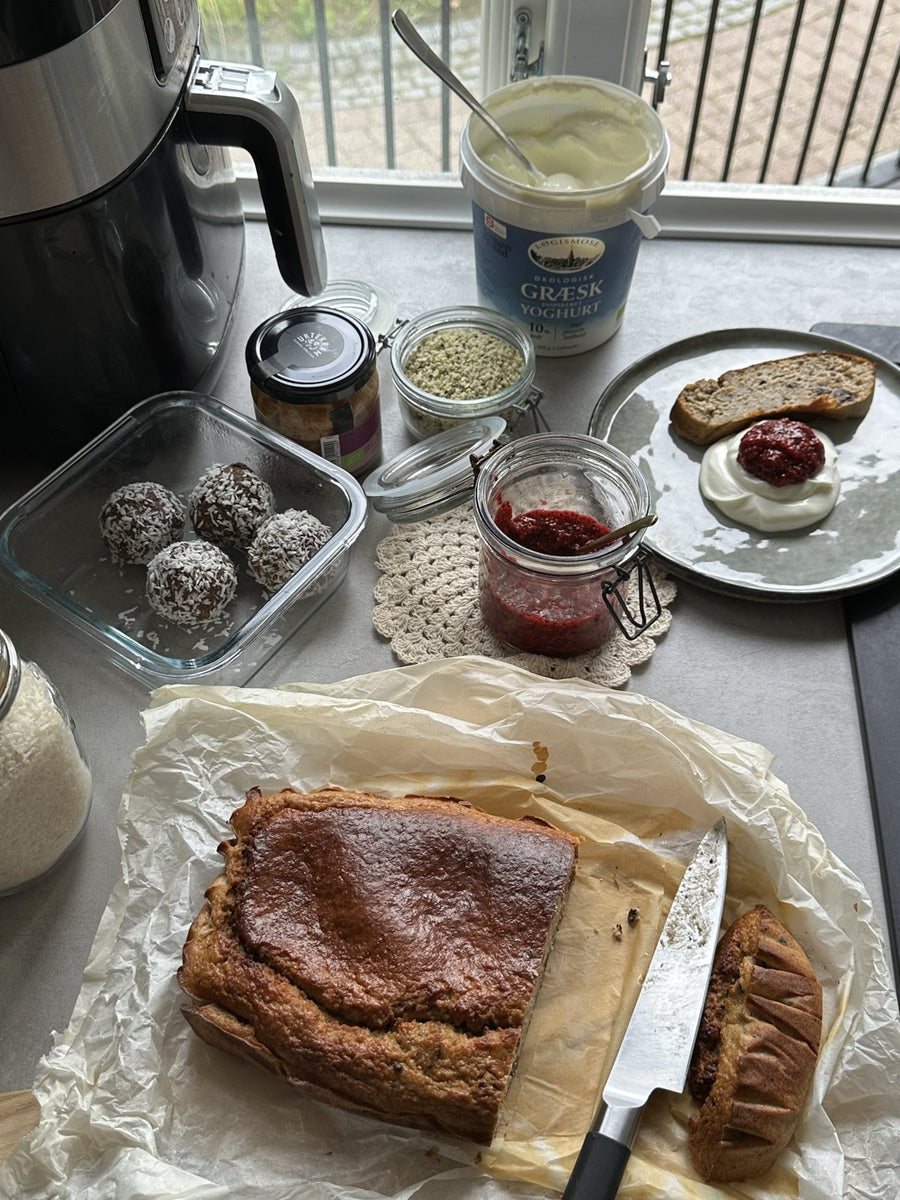 Banana bread, energikugler og yoghurt